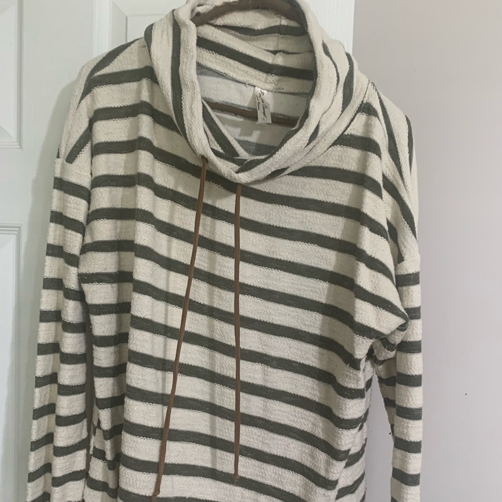 Fall loose neck sweater. Striped army green. Size L.